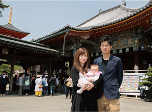 中山寺で赤ちゃんとお父さん、お母さん3人の記念撮影写真