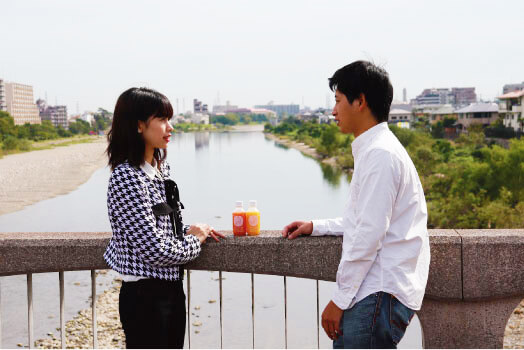 宝塚大橋で語り合う二人の写真