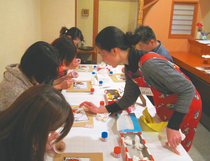 ガラスアート・ナカイグループ「ガラスアートうらかべ」教室の活動の写真